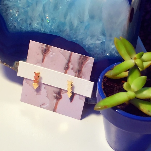 Wanderlust•Arrow Earrings - Picture 2 of 3